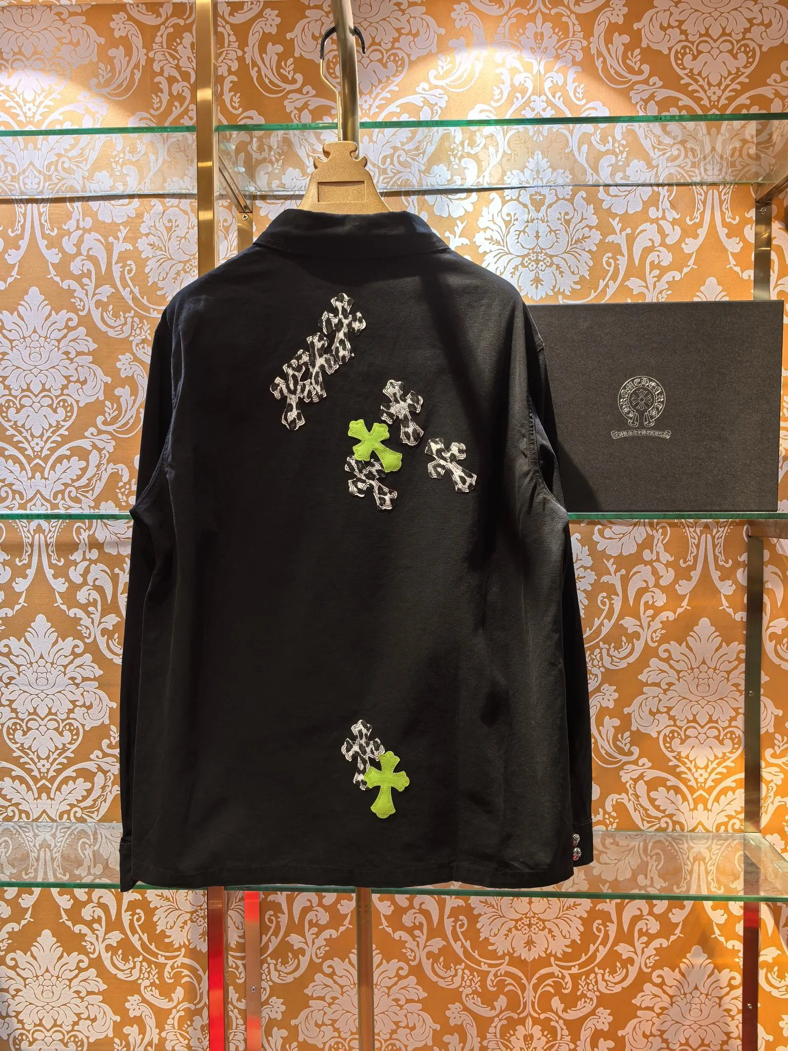 P480 Chrome Hearts advanced custom model, Chrome Hearts patchwork leather denim jacket, twill denim custom fabric, cross patchwork leather is all imitation lambskin, all dyed to completely restore no color difference, the inner leather label is first-layer calfskin, all hardware is 925 silver plated, it is the highest version, you get what you pay for, the same size for men and women, size S M L XL.
